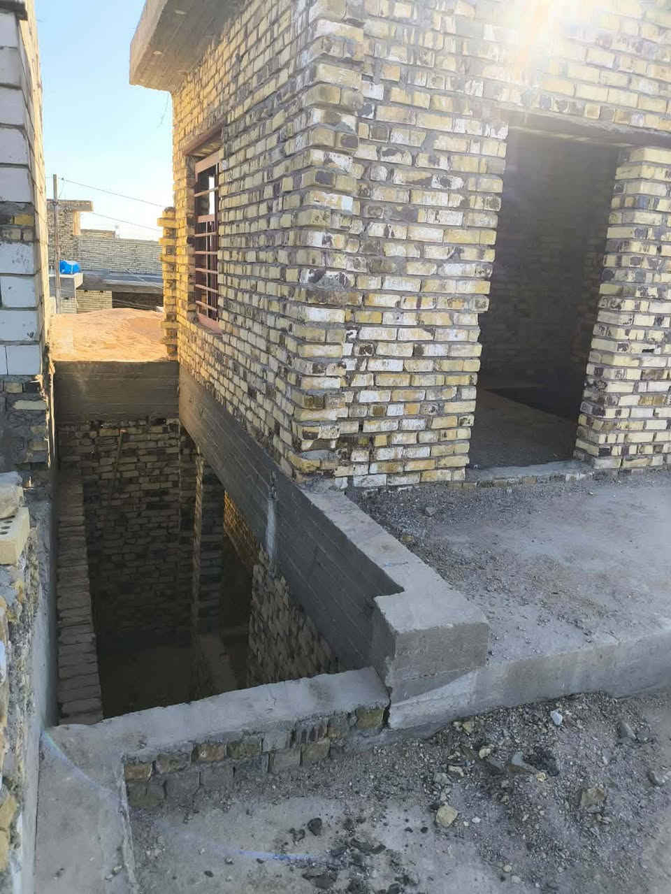 سلام عليكم يتوفر هيكل مسقف مئسس ماء كهرباء مجاري مجاور ساده البو خطه حي الصدرين مقابل حي العسكري مساحة 150متر  سعره 43 مليون الي يحب يتواصل رقم الهاتف *********** حلة, بابل
