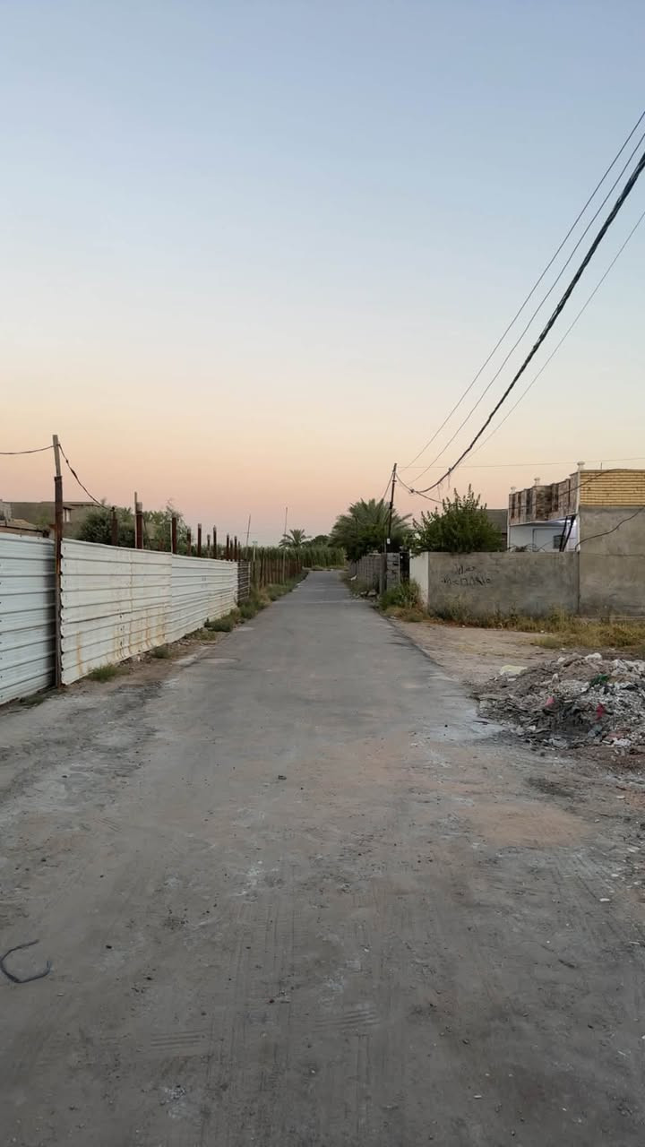 ارض ١٥٠ متر للبيع وجه ٦ طابو سند ٢٥ 
خدمات كامله جداً مستعجلين ع بيع ( وسعر بلاششش)٢٢ مليون للمشتري / *********** 
سكن هدوء موقع جداً مرتب ومرغوب .

