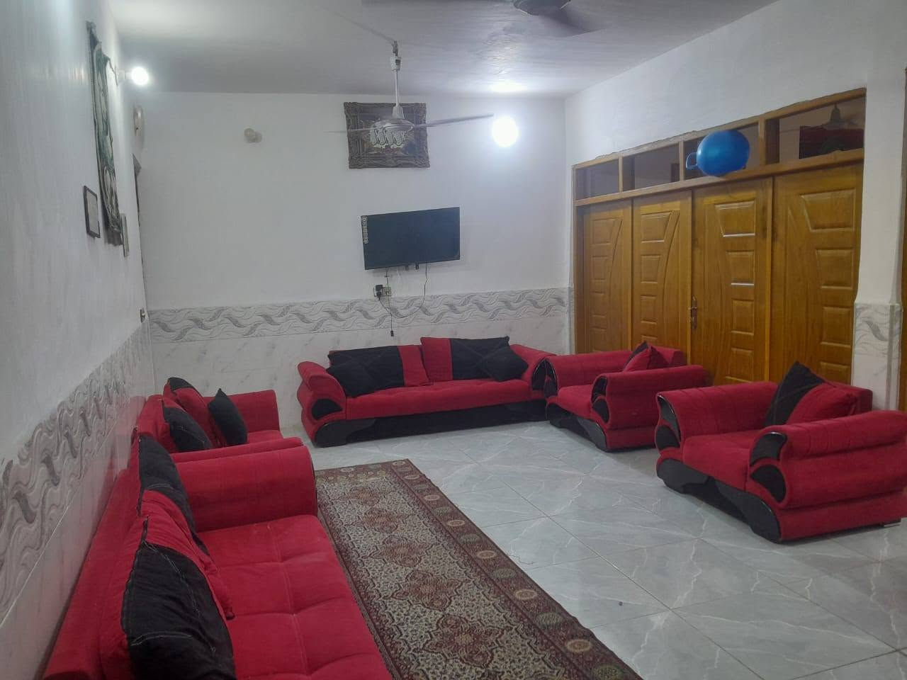 سلام عليكم 
بيت زراعي ١٥٠متر نهاية جامع الجوادين ابوجاسم 
عاى شارع ٢٠متر يبعد عن الشارع العام ١٠٠متر 
بناء كامل وحديث 
غرفتين نوم وحده جوه والثانيه فوك 
صاله ٤في في ٧
براني ٤في٧
مطبخ ٤في ٤
حمامات داخليه وخارجيه 
حديقه داخليه وكراج 
بيع او مراوس 
***********
