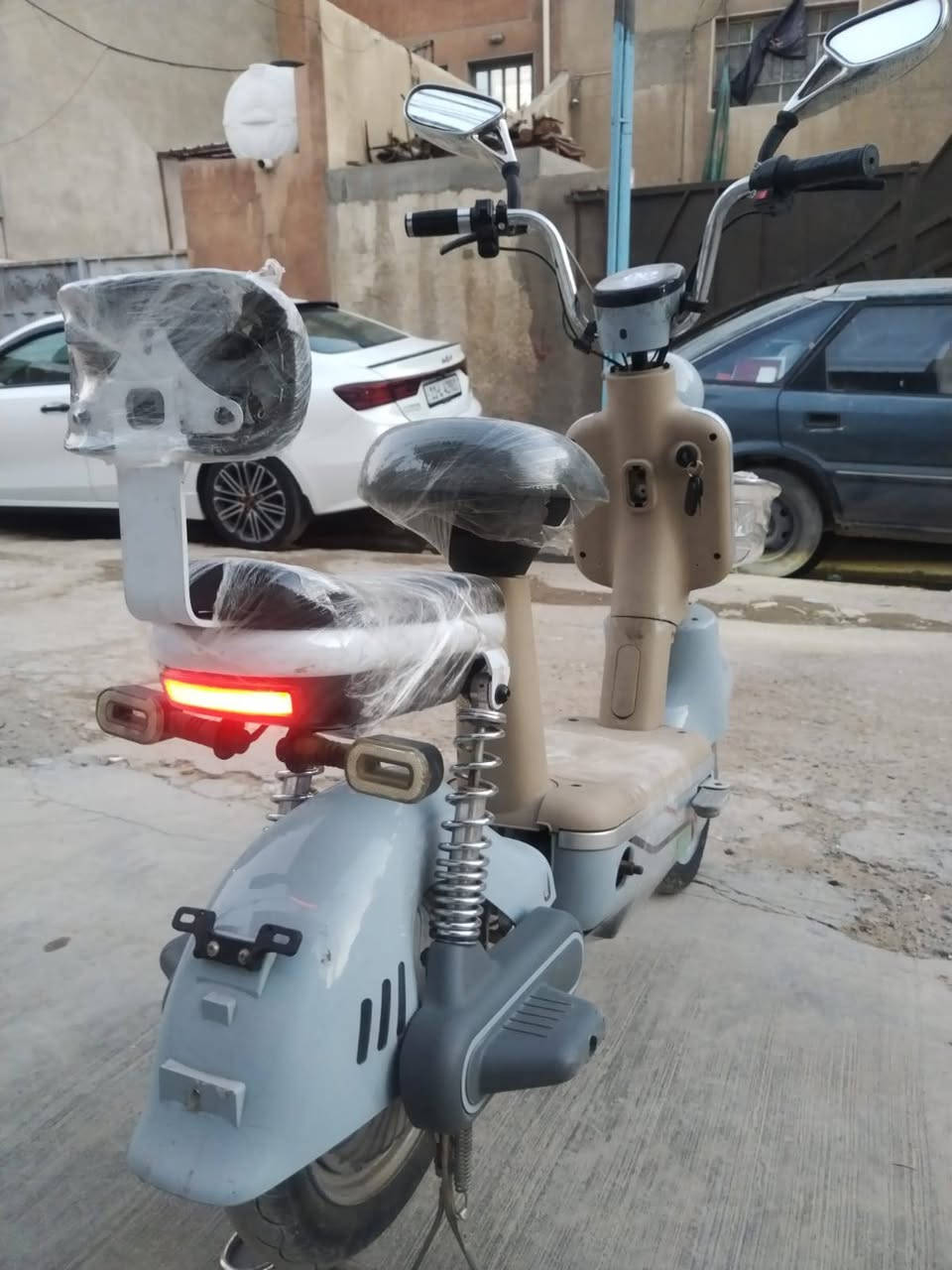 دراجه شحن كلاسك
مديل 25 
4 بطاريات نضيفات 
شاحنه اصليه 
تايرات جدد 
كامله كل نقص مابيه 
السعر 250وبيه مجال 
بغداد 
***********
