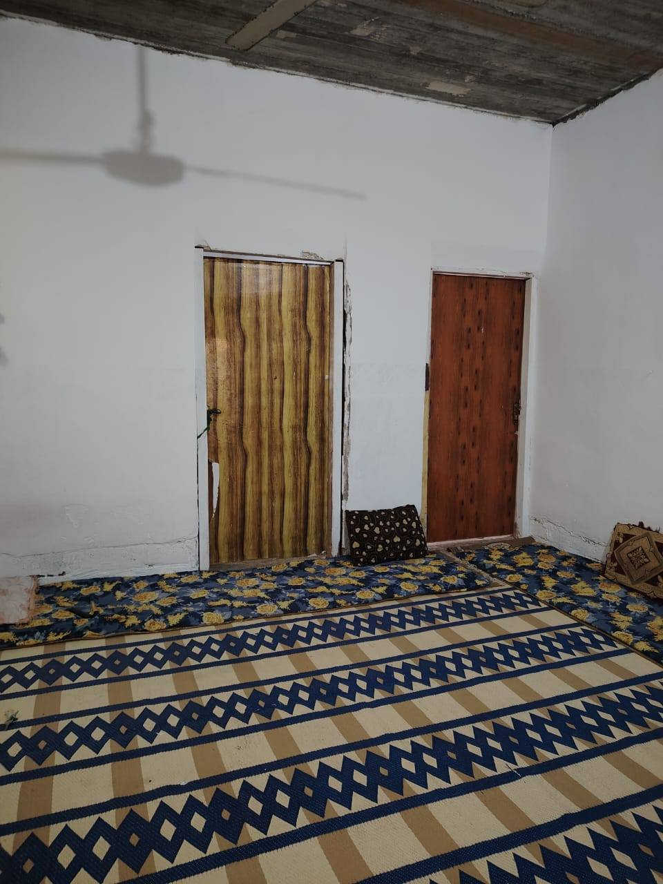 سلام عليكم ورحمة الله للبيع في حي دار السلام قبل دخوليه العلم منطقه حلوه وهادئهه
مشتملات ثنين واجهة وحده 
يتكون الواحد من غرفتين وصاله مطبخ صحيات داخل خارج
استغبال خدمات ماء اساله معا مشروع كهرباء مولد وطني
بلديه مدرسه كلها متوفره 
بناء جديد تصميم طابقين 
السعر مناسب جدا 32 وبيها مجال للطيبين 
رقم الهاتف ***********
