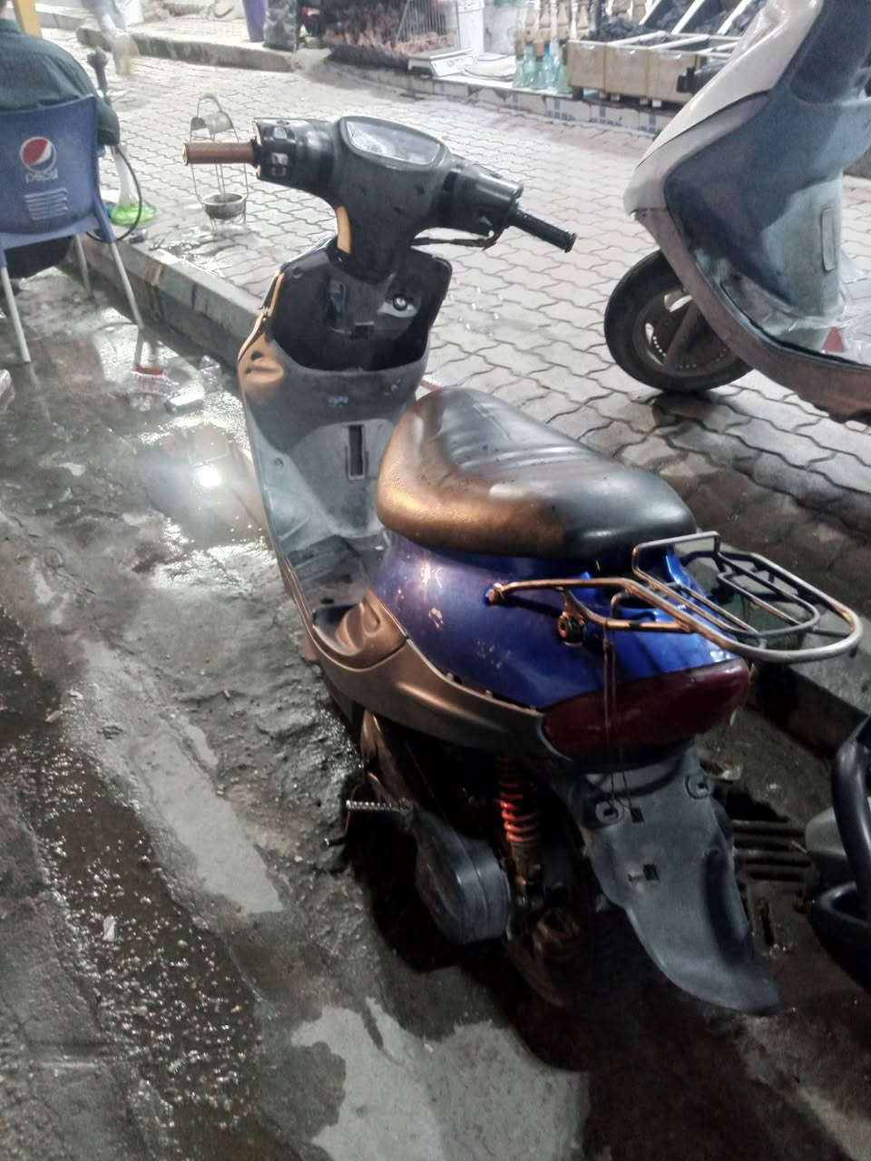 السلام عليكم
شباب بيجي دراجه نضيفه وشوفت عينكم 
كلشي ماعوزه شغل واطلع دهن مفول بانزين امفول وياها دبه هديه وياها هديه لشراي بس المدخن هههه  ياليطيكم هيج وي دراجه ههه
السعر 220وبيها مجال للشراي المكان السماوة سعر ***********
