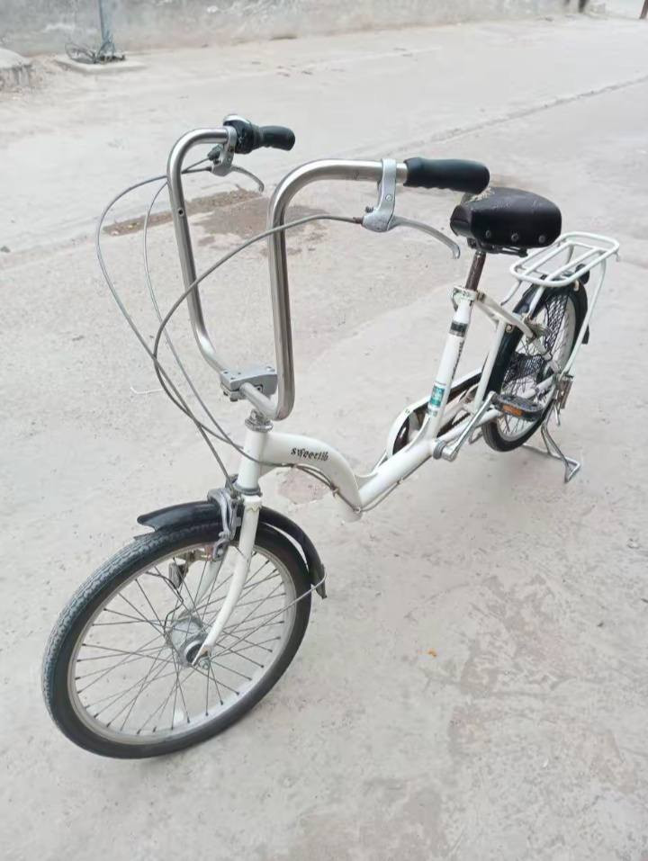 سلام عليكم تكسي برجستون للبيع
لون مميز 🤍

كير 3 نمر 
بركات اماني خلفي 

لايت زنون ابيض 
قفل امامي خلفي 
بايسكل ياباني بعده بتايرات ليابان برغي ممفتوح نضيف كلش 

160 بي مجال مكاني بغداد العبيدي 
***********
