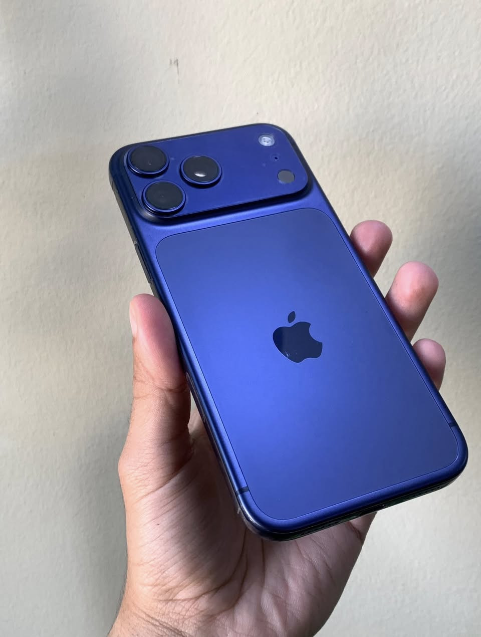 ايفون 17 برو ماكس eSIM , 256 بطارية 100 مشحون 43 دورة لون نيلي النظافة 100 جديد السعر مليونين وبي مجال 
واتساب ***********
