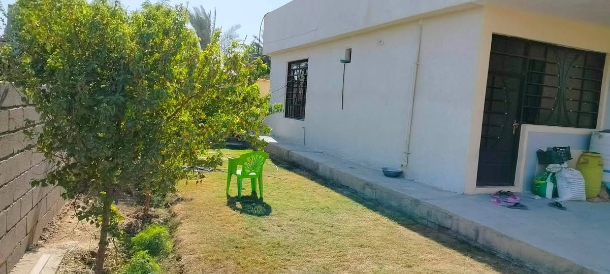 قطعه ارض مساحة 600 بيها بيت جاهز لسكن كامل الخدمات ماء كهرباء تبليط
طابو زراعي سند 25 
العنوان البوعيثه شارع معمل غاز الرحمن مقابل المستوصف الجديد 
*********** 
السعر 185وبي مجال
