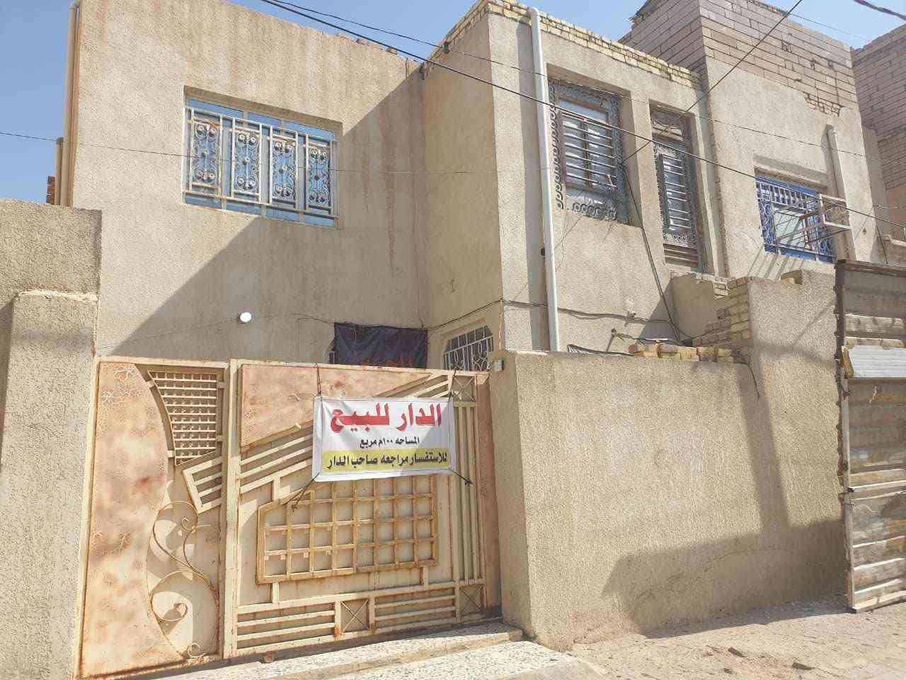 مستعجلين ع بيعته وسعرمناسب دار للبيع ابو رمانه 100متر مربع  سايدين سوگ مالت  ابو رمانه عقارات لمنتظر  يدخل نهايت الفرع ثالث بين ع ليمين يحتوي على ستقبال وغرفه وصاله ومطبخ وصحيات وطارمه  لبيت نضيف وجهاز لسكن ويه لبيت الكاونتر هديه   لاتواصل ولاستفسار ع رقم ***********  مستعجلين ع بيعته  وسعر مناسب
