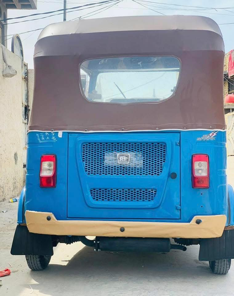 تكتك 22 جاهزة رقم وسنوية ب اسمي 
محرك واكسل بلادي ممفتوح 
رقم بغداد الجديد 
كفالة عامة عدا شوية بارد بحافة اللغد الايسر 
مكاني بغداد البنوك

السعر 8.300  بيها مجال للشراي 

‭٠٧٧٠ ٩٨٤ ١٢٦٥
***********
