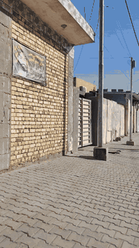 بيت للبيع ٢٠٠م.....يتكون من غرفتين وصاله مطبخ واستقبال ومحلات٢مغلقه.. صب كونكريت. بناء١٧. نضيف جدا.. السعر ***********... شارع المله الرئيسي شارع ١٥ قريب عل فرن..
