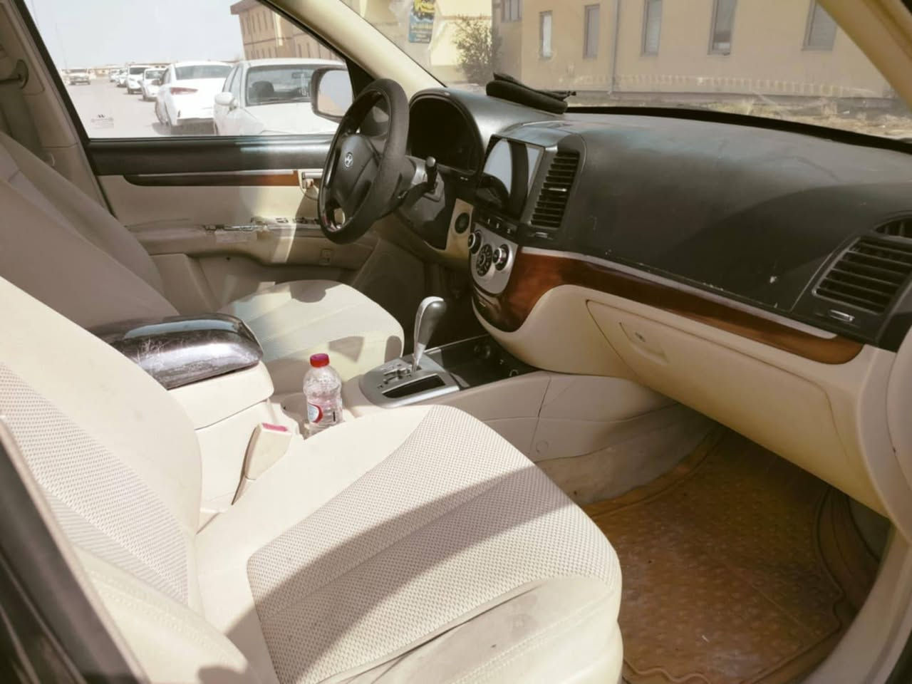 سلام عليكم (للبيع سنتافي موديل2007 خليجي قطعتين صبغ مكينه 6 سلندر 2700 قبل شهر شاده حاويه كير محرك كفاله حداديه جديد تبريد منظومه كامله جديده تخم تاير جديد سياره مال جناي ماتخسر عليه الف دينار   مكان السياره نعمانيه السعر 107 وبيه مجال رقم الهاتف ***********
