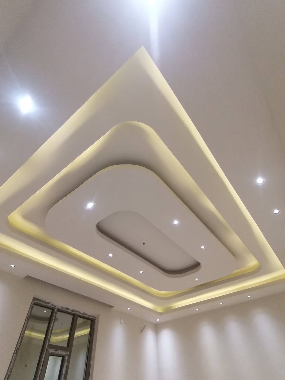 ✨ حوّل بيت أحلامك إلى حقيقة! ✨
هل مللت من شكل جدرانك القديمة؟ هل تبحث عن لمسة فنية تغير أجواء منزلك بالكامل؟

​نحن هنا لخدمتك! متخصصون في كافة أعمال الديكورات المنزليّة الداخلية والخارجية وأحدث صيحات الأصباغ والدهانات.

​🛠️ خدماتنا تشمل:

​الديكورات الداخلية: (جبس بورد، بديل الرخام والخشب، ورق جدران، إضاءات مخفية).

​الديكورات الخارجية: (تنسيق واجهات، أصباغ مقاومة للعوامل الجوية، ديكورات حدائق ومداخل).

​أعمال الصباغة والدهانات: (أصباغ سادة، ديكورية، معالجة الرطوبة والتشققات بأفضل المواد).

​💡 لماذا تختارنا؟

​دقة عالية في التنفيذ وتسليم في الموعد.

​استخدام أفضل خامات الأصباغ ومواد الديكور العالمية.

​أسعار تنافسية تناسب ميزانيتك.

​📞 للاستفسار والحجز، تواصل معنا عبر الواتساب أو الاتصال على الرقم: [***********]

📍 مكان العمل: [محافظة البصره]

