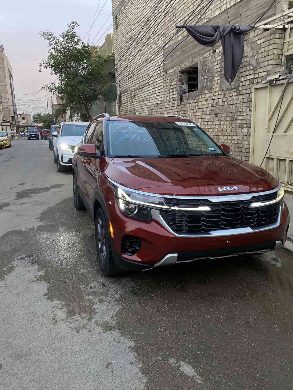 كيا سيليتوس 2024 لون مميز وارد أميريكي
محرك 2000 دوش
موصفات فول عدا الفتحه
بصمه تشغيل عن بعد شاشه دجتل مقاعد نصف جلد ودفئه تحديد مسار رادار امامي خلفي نقطه عمياء …..
حادثه موضح بلصور الجاملغ بي بارد والبنيد بي بارد قليل  السياره بدون لا شواصي ولا لغود
ايرباك ستيرن فقط
ماشيه 26 الف ميل
السعر _155$
الرقم _ ***********
