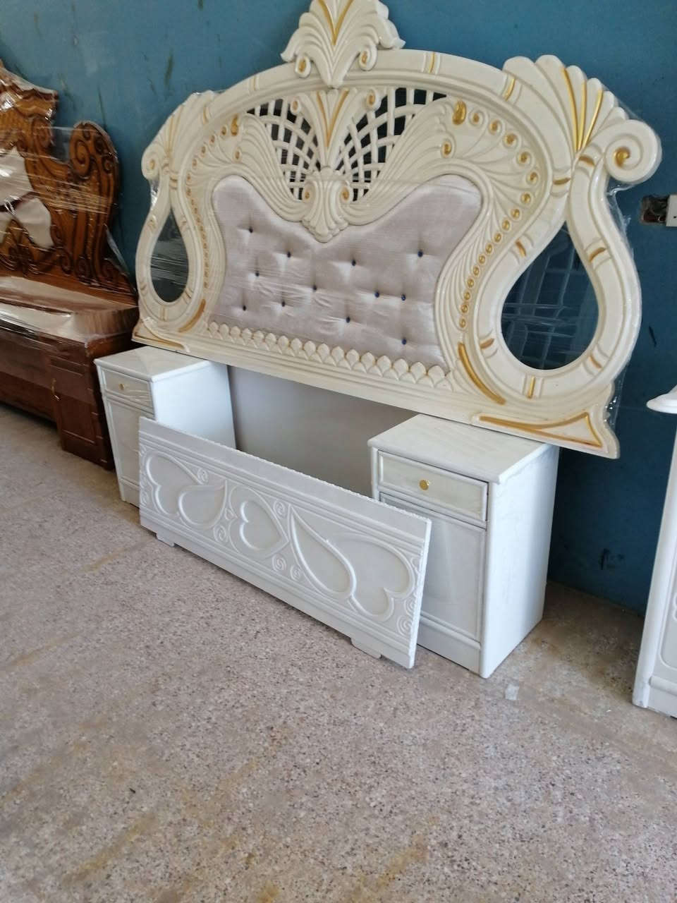 السلام عليكم غرفه للبيع ٦باب طابقين صاج صبغ حراري نظيفه السعر ٧٠٠ الف وبيه مجال العنوان بعقوبه كاطون الرازي شارع ابو رباح قرب مرطبات لسيد مزاد ابو كرار الغريباوي ***********
