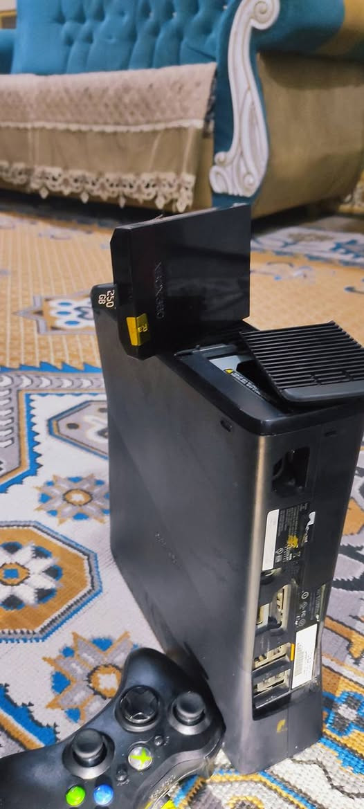 إكس بوكس 360 سلم (مهكر) مال بيت ونظيف كلش لا حرارة ولا صوت مروحة ولا أي تعليگ.
​هارد أصلي 250GB مفرغ من الهوسة ومخلي بيه 21 كيكا مساحة أمان حتى يظل الجهاز "طشارة" بالتحويل وسريع جداً.
​الألعاب 70 لعبة الجهاز محمل بأقوى الألعاب المطلوبة GTA V، بيس  فيفا وبعد احلى
​جويستك يدة اصلية وكافة ملحقاته
​التهكير: مهكر وجاهز، بس شغل والعب
​السعر: 125 ألف وبيه مجال بسيط جداً للطيبين مكان الناصرية المركز ***********
