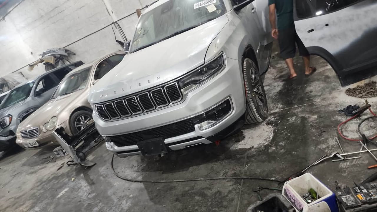 للبيع جيب واكنير موديل 24رقم بغداد شهداء صور الحادث مرفقه رقمي *********** سياره بدون تبديل بدون يرباك
