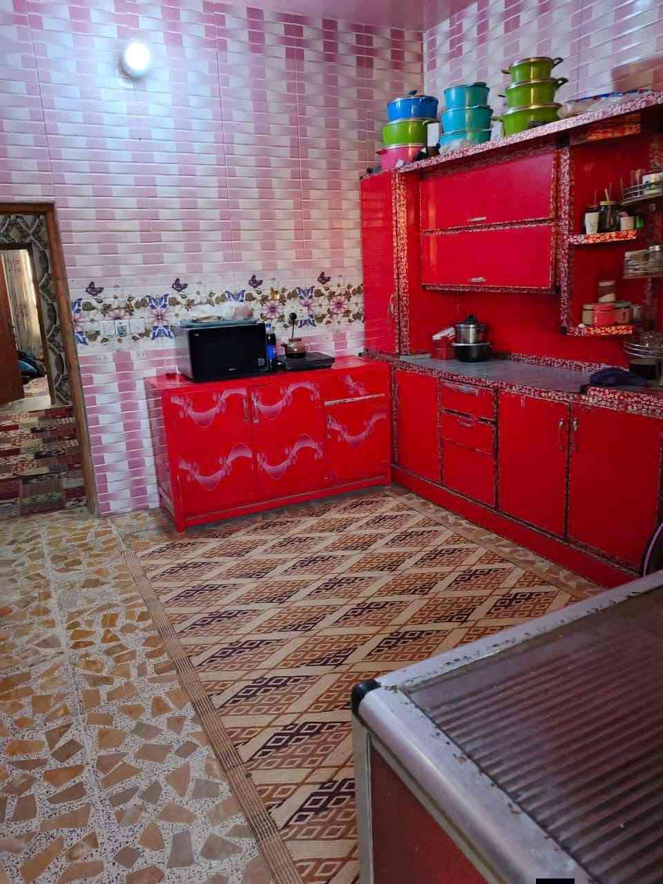 بيت للبيع مساحة 150
‏واجهة 7٫5 نزال 20 
‏الطابق الاول استقبال ومطبخ وحولي وغرفتين نوم وترك وحمام ومنور 

‏الطابق الثاني بيتونة وغرفتين نوم وحولي وحمام 

‏وسطح كلة شتايكر 

‏البيت كامل كاشي سيراميك 

‏سبع قصور شارع ابو علي مقابيل المصور مرتضى الرماحي
               ( ب70 وبي مجال )
       للاستفسار  ***********
