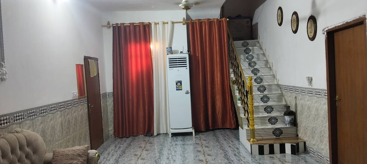 سلام عليكم بيت للبيع المكان فرع ابو المامش حي العدل المساحه 200متر بيه قرفتين وصاله ومطبخ ودوانيه وحوش اربع مترات ونص وعرضه سبع مترات الستفسار عل الرقم***********
