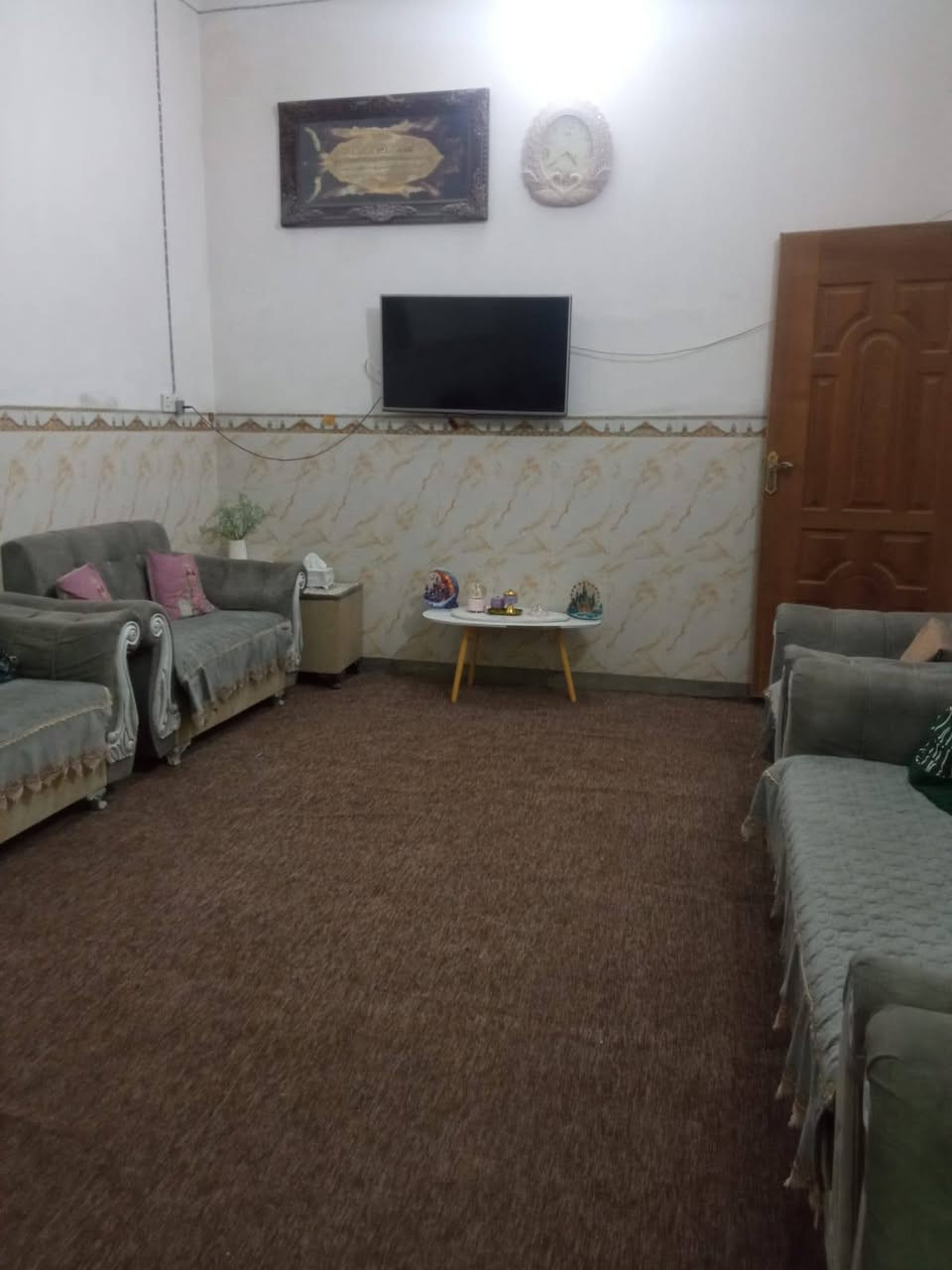 🏡 دار لــلــبــيــع
━━━━━━━━━━━━━━━━━━━━
📐 الــمــســاحــة: 150 متر
📜 طــابــو زراعــي – ســنــد بــاســم صــاحــب الــبــيــت
━━━━━━━━━━━━━━━━━━━━
📍 الــمــوقــع: الحلة – البكرلي
حي الفنانين
خلف مدرسة ابن طاووس
قريب من شارع 20 متر
━━━━━━━━━━━━━━━━━━━━
🏠 تــفــاصــيــل الــدار (طــابــق واحــد):
• غــرفــة نــوم
• كــلــيــدور
• صــالــة
• مــطــبــخ
• مــجــمــع صــحــي
• مــنــاور عــدد (2)
• حــديــقــة
• كــراج ســيــارة
━━━━━━━━━━━━━━━━━━━━
🌟 مــمــيــزات الــمــوقــع:
• خــدمــات كــامــلــة (مــاء + مــجــاري + كــهــربــاء فــول)
• شــارع ســبــيــس
• عــرض الــشــارع 11 مــتــر
• مــدرســة قــريــبــة (100 مــتــر)
━━━━━━━━━━━━━━━━━━━━
⚠ مــلاحــظــة:
الأرضية صب – تحتاج جص وبورك للهول
━━━━━━━━━━━━━━━━━━━━
💰 الــســعــر: 63 مليون
✨ قـــابـــل لــلــتـــفـــاوض
━━━━━━━━━━━━━━━━━━━━━
📞 لــلــاســتــفــســار والــاتــصــال
🏢 مــكــتــب عــقــارات أَبــراج بــابــل:
• ***********
• ***********
• ***********
🏢 مــوقـــع الــمــكــتــب:
📍 بــابــل – حــي الــجــزائــر – مــقــابــل الــجــســر الــدولــي
━━━━━━━━━━━━━━━━━━━━━━
