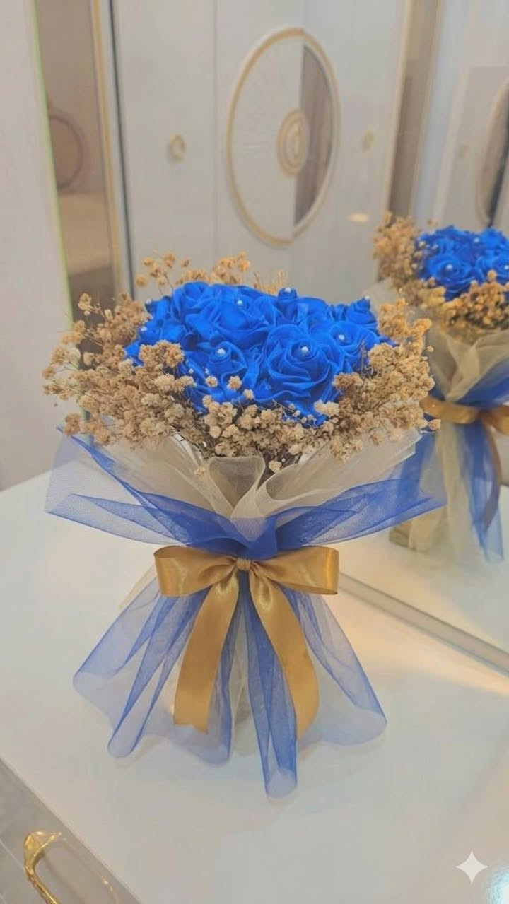 شاركونا، ما هو لون الورد المفضل لديكم؟ ورد صناعي 🌷🥰😍
 نحن نحوله إلى لوحة فنية."❤ للتواصل خاص او واتساب***********
