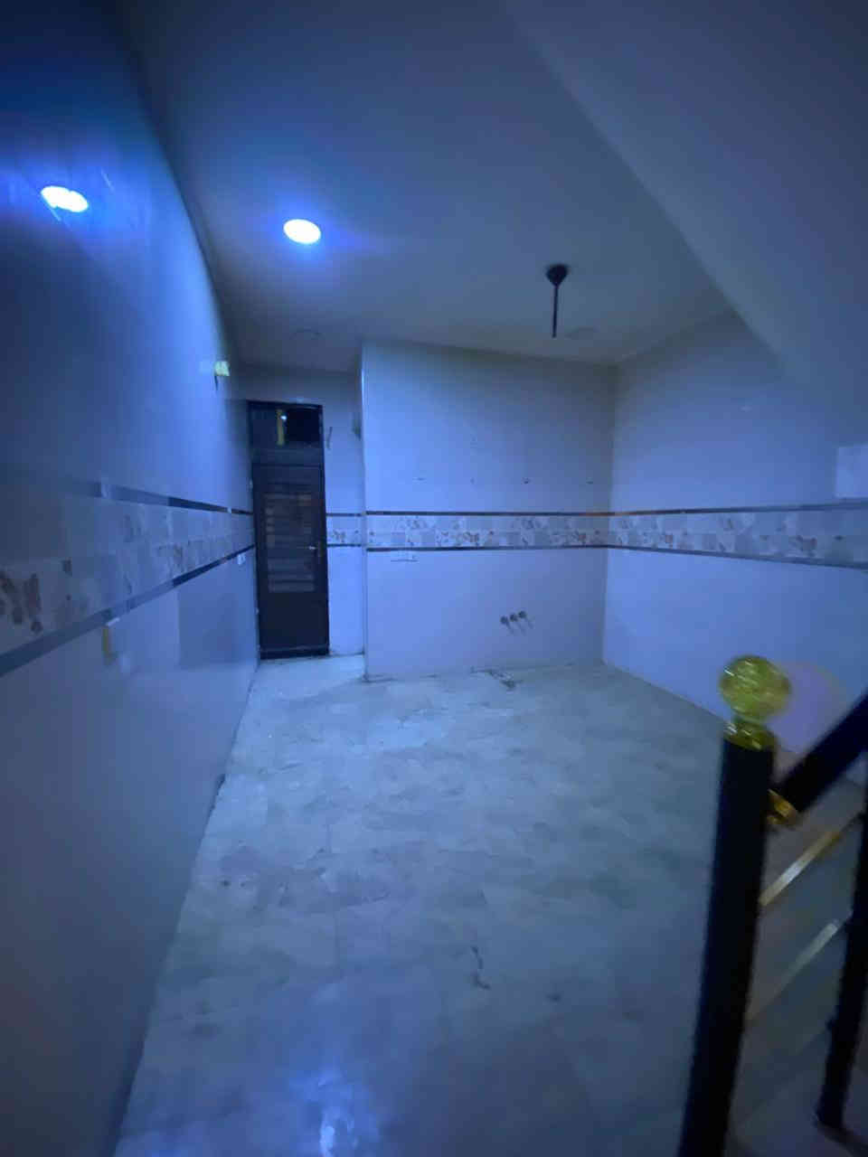 دار سكن درجه اولى المساحه 50 متر يحتوي علا 

صاله ومطبخ وخدمات صحيه في الطابق الارضي 

الطابق الثاني غرفتين نوم واحده سويت والملحقات 

موقع العقار السيديه خلف شارع النخيل

 للاستفسار ***********
