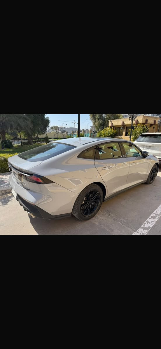 شانجان يونفي موديل ٢٤ جديده بعدها بالضمان ماشيه ٦٧ الف كفاله عامه عدا بارد جدا قليل فول مواصفات محرك ١٥٠٠ تيربو بانزين عادي مكانه بالدوره سعرها مناسب ٢٣ مليون وبيه مجال قليل ***********
