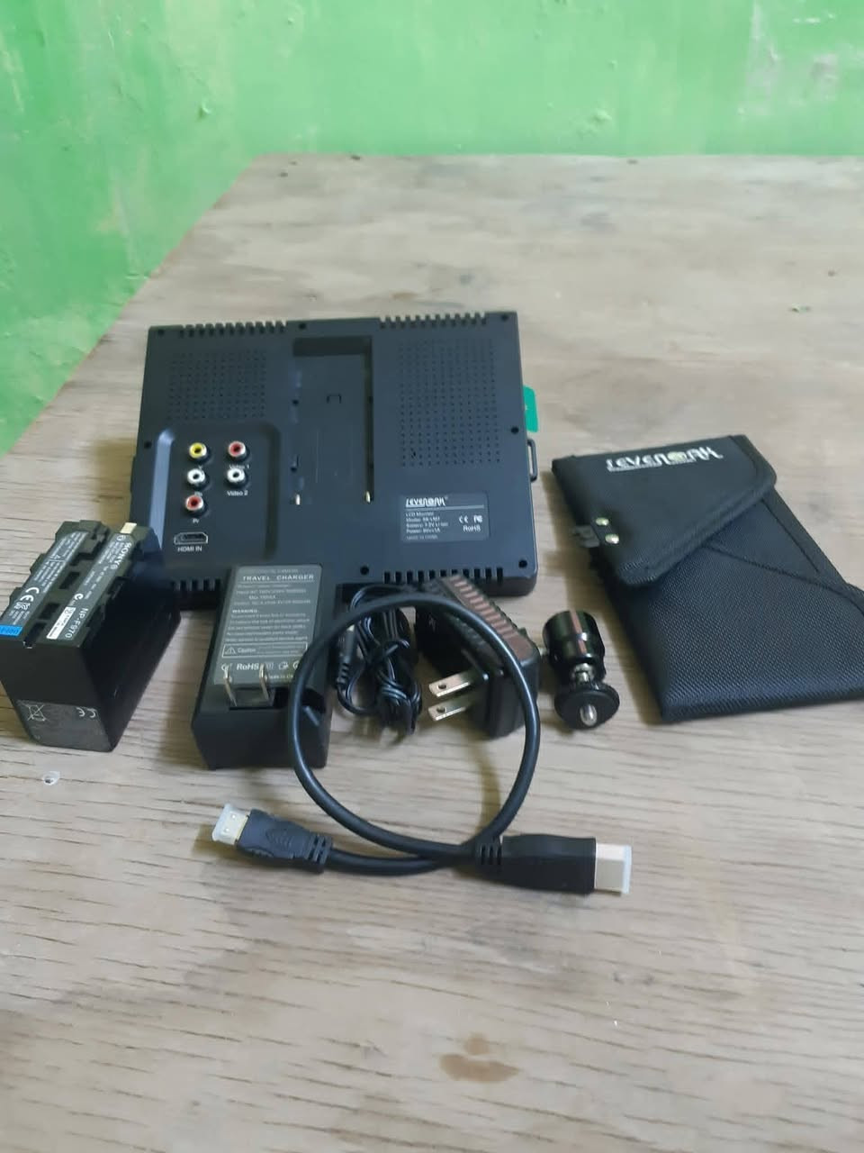 للبيع  شاشه شحن 7انج   خارجية للتصوير افضل فيديو و صور *********** SK-LM7 شاشة LCD 7 بوصة IPS TFT HD لكاميرا كانون نيلكون DSLRsss

متوفره الان مونيتور 7 بوصه 
مواصفات ..
تتبنى شاشة SK-LM7 لوحة IPS TFT LCD وميزات لمساعدة عشاق الصور ومصوري الفيديو في تصوير لقطات فيديو عالية الجودة باستخدام DSRL الخاصة بهم.

الميزات:
يمكن أن تساعد شاشة LCD عشاق الصور على تصوير لقطات فيديو عالية الجودة.
شاشة IPS LCD بدقة تصل إلى 800*480
يستخدم دوائر متكاملة متقدمة ووحدات LCD عالية الجودة IPS، استهلاك منخفض، وظيفة ثابتة، وانبعاث إشعاع منخفض.
مع فتحة برغي بطول 1/4 بوصة، يمكن توصيلها بسهولة مع ثلاثي.
مزودة بظل الشمس، اجعله مرئيًا تحت أشعة الشمس.
يمكن تركيب هذه الشاشة بسهولة على كاميرا DSLR، شريك جيد للتصوير.
خفيف الوزن ومحمول للحمل.
للبيع  شاشه شحن 7انج   خارجية للتصوير افضل فيديو و صور ***********s
