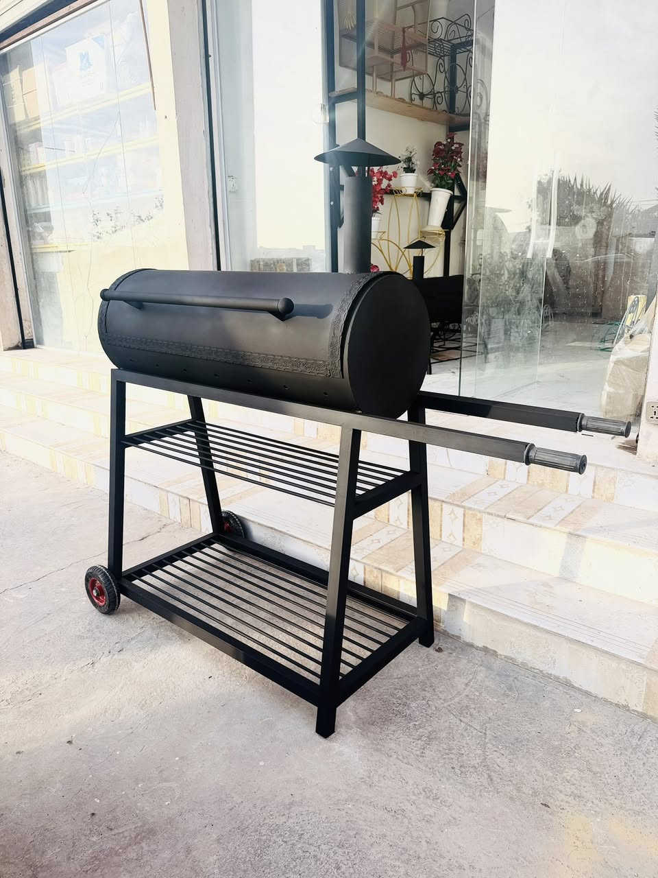 � منقلة شواء احترافية بتصميم مدخن أنيق 🔥
منقلة بهيكل فولاذي قوي مطلي بطلاء مقاوم للحرارة، مزودة بمدخنة علوية للتحكم بدرجة الحرارة والدخان، لتمنحك نكهة شواء مدخنة أصيلة في كل مرة. تحتوي على رف سفلي عملي للتخزين وعجلات متينة لسهولة الحركة.

خيار مثالي لجلسات الشواء العائلية والمناسبات، يجمع بين الأداء القوي والمظهر العصري. 🍖�


**إذا كنت صاحب هذا الإعلان وتريد حذفه لأي سبب، رجاءا أرسل رسالة إلى الدعم الفني**