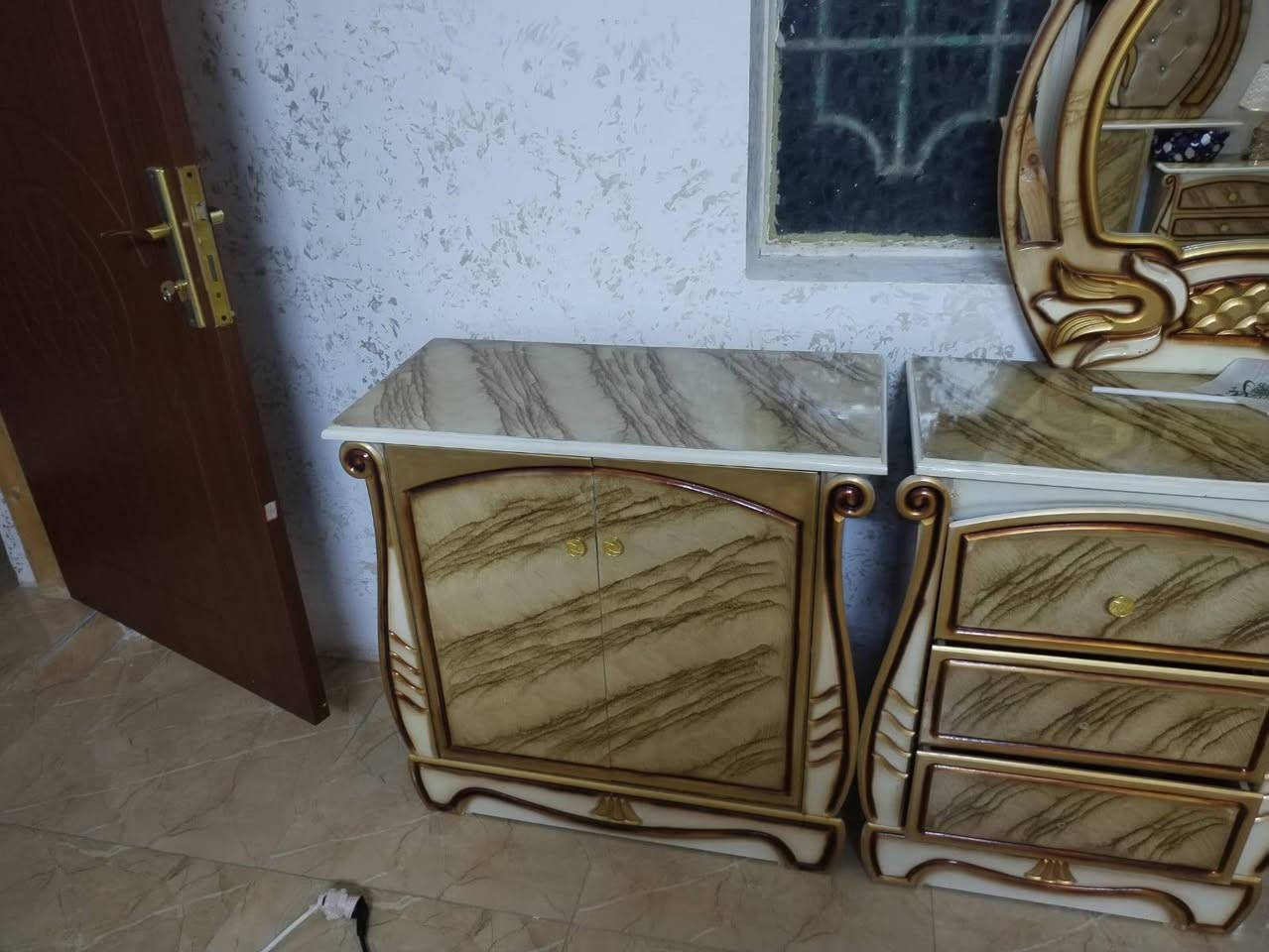 سلام عليكم
غرفت نوم استعمال سنه وحده نضيفه حييل سبب البيع انتقلت لمكان ثاني وماعندي مكان الغرفه جبيره وماترهم 
السعر اب.  700وبيها مجال  
رقم الهاتف:  ***********
متوفر واتس اب
