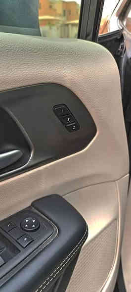 (L )كرايسلر باسفيكا تورنك 
 موديل 2022 
بدون حادث فقط بارد قليل بالچاملوغ الخلفي
رقم أربيل 
  محرك 6 سلندر 3600

رادار امامي 
حساسات خلفية  
 حساسات الاجتياز الجانبية  
 بصمة باب وبصمة تشغيل وتشغيل عن بعد 
كشن ذاكرة (خزن ميموري) لكرسي السائق
طقم ويل حجم 17 مع طقم تاير بحالة ممتازة 
 كاميرا خلفية دوارة مع الستيرن 
 باب جنطة كهربائي شفط 
 ابواب جانبية كهربائية مع بردات اصلية 
 غرفة السيارة جلد اسود اصل 
تحكم كهربائي متكامل لمقاعد المقدمة 
شاشة دشبول كبيرة لمجموعة من الايعازات 
3 قطع تبريدوبعد بيها مواصفات

 اتصال + واتس اب :  ***********

العنوان: كربلاء 
السعر :255 وبيه مجال
