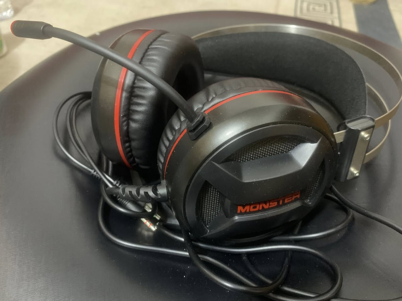 سلام عليكم
اكسبوكس سيرس اس نظافة 100 ‎%‎ ممفتوح ومستعمل قليل كامل ملحقات وسماعة محيطي وحساب كيم باس بي يعني شغل والعب ب340 وبي مجال 
***********
