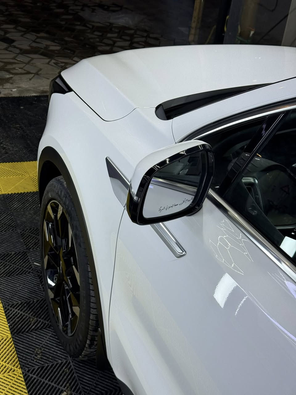 سورينتو 2025  لون ابيض رقم بغداد 6 سلندر  سبعة راكب مكفولة 
الارضية مغلفة جلد و الكشنات جلد 
كشنات كهرباء 
مرايا شفط. 
اشارات بالمرايا
اربع كاميرات محيطية 
حساسات محيطية امامي و خلفي و جانبي 
حساسات اطارات  
ويل 20 
الجنطه شفط كهرباء 
الگير ماوس
رادار و وقوف ذاتي 
بردات خلفية بلادية 
تحكم كامل بالسيارة عن طريق الريمنوت ( تقديم و ترجيع السيارة 
عن طريق الريموت. ) 
اربع بصمات ( تشغيل وابواب و جنطة ) 
داتا شو 
كاميرات نقطة عمياء في الدشبول تفتح مع الاشارة  
بارد كلش كلش صغيرون بالجاملغ الخلفي يم البگ لايت و الباقي مكفول 
ماشية 23  الف  
مكان السيارة الديوانية.  
***********
