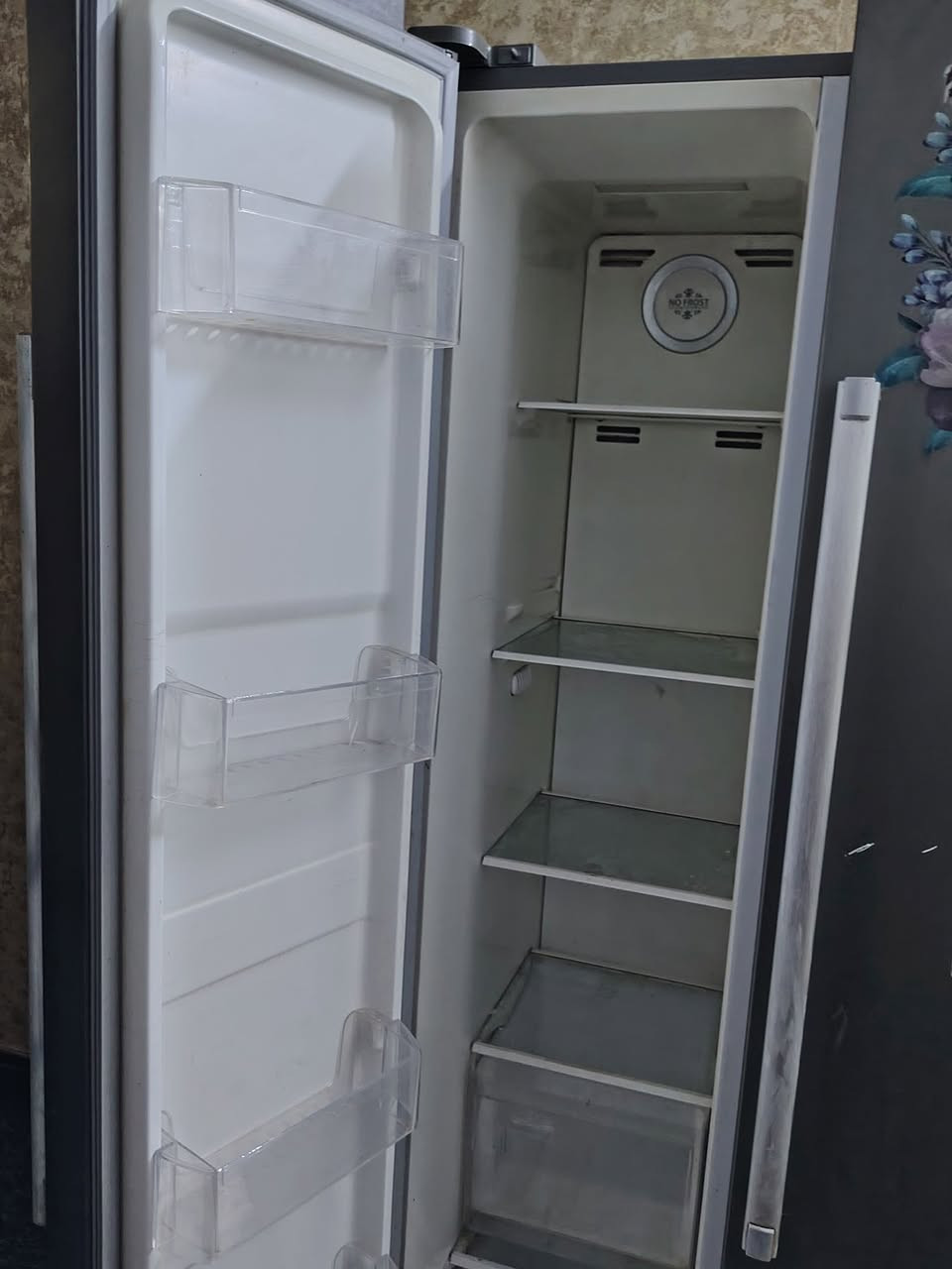 ثلاجة EVER مجمدة تجميد فول و براد شغال بس الخضروات يراد الهن غاز سعرها 400 الف بيها مجال :***********
