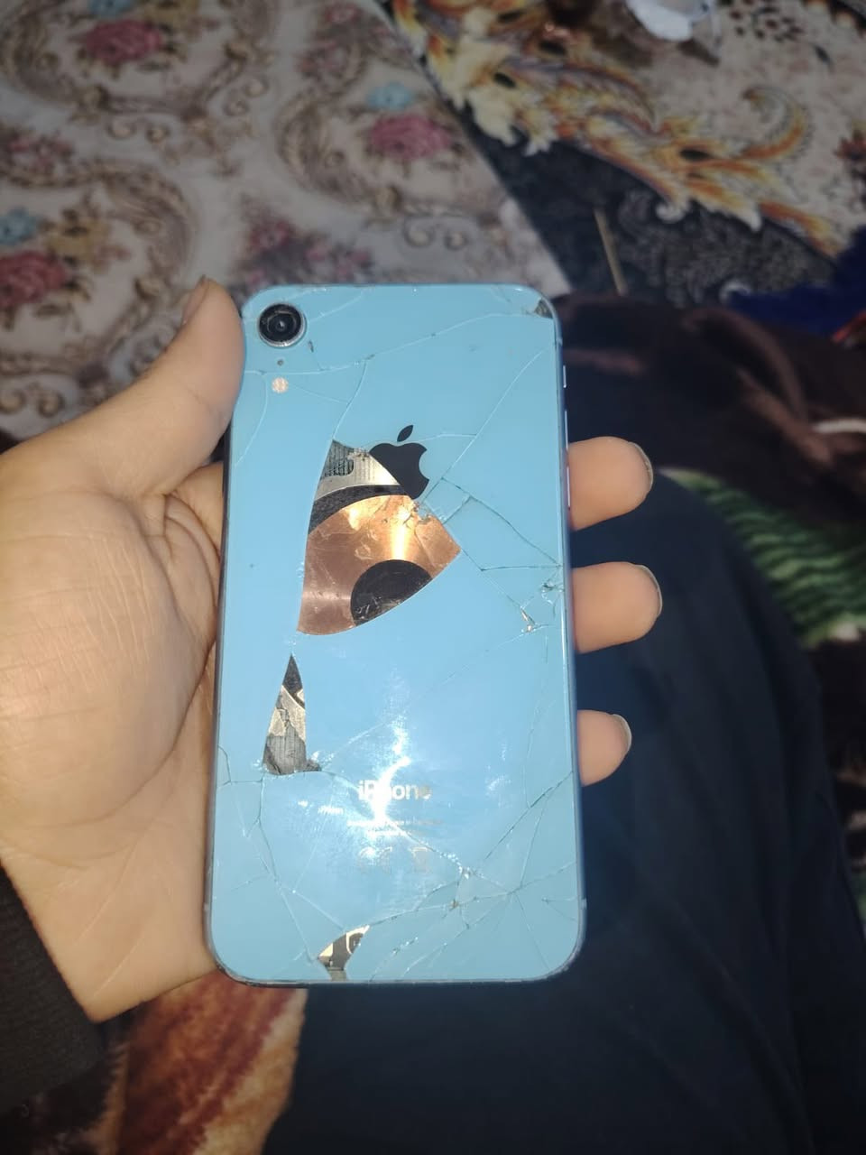 سلام عليكم ايفون اكس ار للبيع الجهاز مبدل بي فقط بطاريه وشاشه الجهاز بحاله جداً ممتازه وبعده شغال وكامرته مكسوره صورته مغوشه شوي بس الاماميه واضحه الجهاز بحاله جيده وشغال والعب بي بوبجي وغير العاب للتواصل واتساب*********** السعر75 الف
