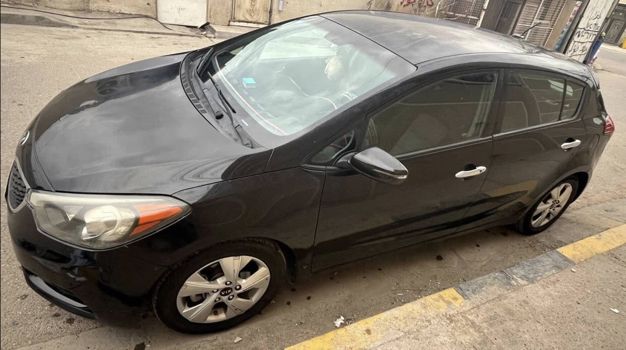 السلام عليكم عندي كيا فورتي موديل 2016 محرك 2000 تحكم ستيرن وارد امريكي حادثه بين الباب والجاملغ الايسر شواصي الغود مكفولة رقم بغداد الماني مشروع وطني 
العنوان :بغداد السعر 90 غير متواجد على الفيس بوك للاستفسار الاتصال على الرقم ***********
