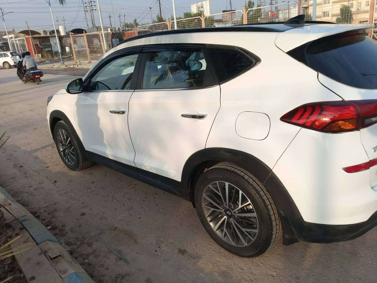 توسان 2020 فول مواصفات. ماشيه 110الف.  بيها جاملغ امامي وبنيد وجاملغ خلفي بدون دواخل. سياره بأسمي سنويه 2031 سياره على وضع الشركه  مكينه كير مامفتوحات 
***********
