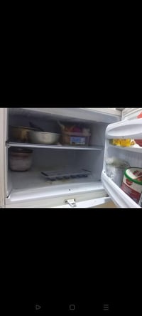 ثلاجة للبيع شغالة رايدينها ب225بيها مجال الاتصال عل الرقم واتساب078194...
