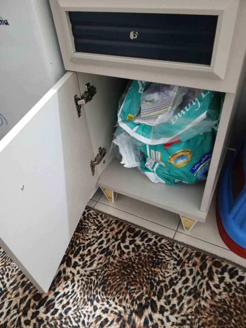 ميز للبيع تواصل ***********
