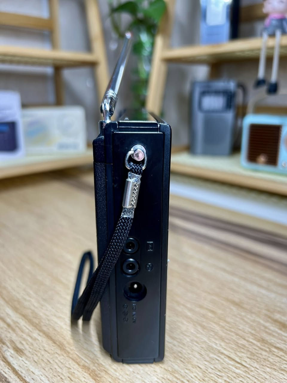 بعد اذن الآدمن 
راديو سوني icf-7600A ياباني الصنع ١٩٨٣
يعمل على بطاريات قلم عدد ٤ او محولة خارجية ٦ فولت غير مرفقة معه
٩ موجات Fm-Mw-Sw(1-7)
للحجز مراسلة الصفحة او مراسلة واتساب على الرقم ***********
#الجميع
#راديو_انتيكة
#راديو_قديم
#راديوات_قديمة
#تحف_وانتيكات
#مقتنيات_قديمة
#VintageRadio
#AntiqueRadio
#OldRadio
#للبيع
#نادر
#هواة_التحف
#العراق
#بيع_وشراء
