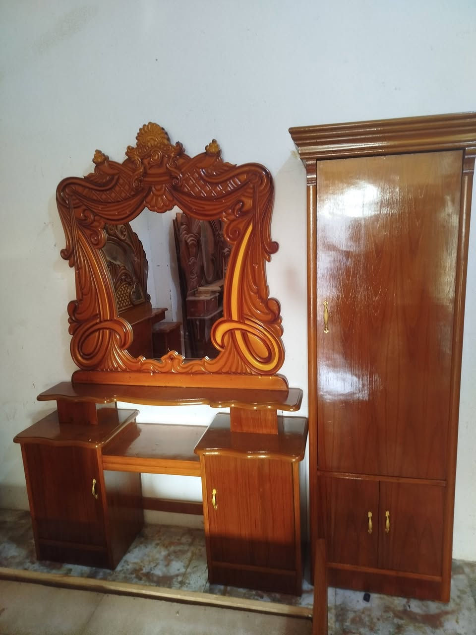 غرفه أم خمسة مستخدمه نضيفه 
للبيع سعر 600 وبي مجال 
العنوان العزه القديمة 
***********
