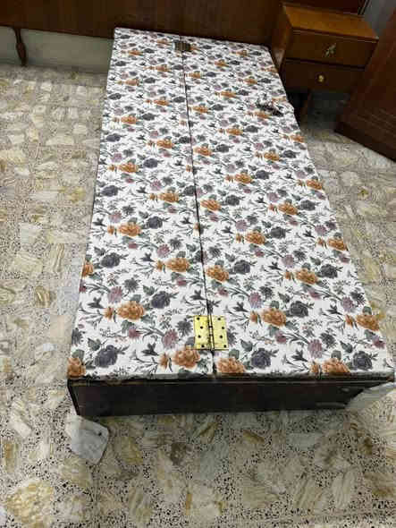 سرير نفرين منفصل  نجارة عراقية ثقيل مع مخزن وبدون رأس   (تخت فقط)المكان شارع فلسطين للتواصل ***********
