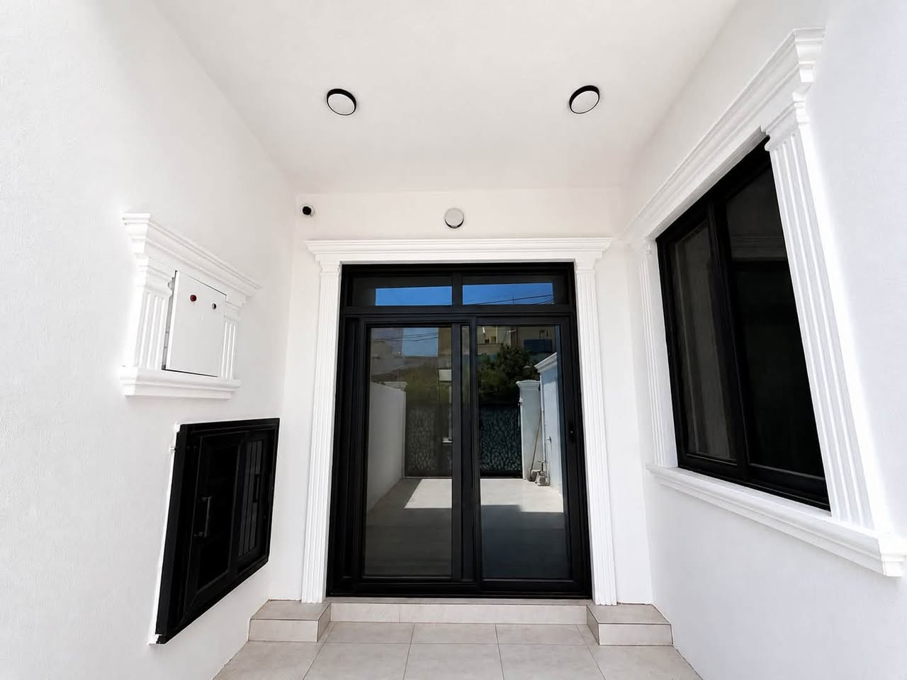 بيت للبيع في شوراو 🏠✨
بيت طابقين بمساحة 100 متر، موقعه حلو بـ شوراو وقريب على الشارع العام.

البيت مرتب وجاهز للسكن، يحتوي على:

✅ كراج سيارة
✅ صالة معيشة
✅ مطبخ حار
✅مطبخ بارد
✅ غرفة نوم بالطابق الأرضي
✅ غرفتين بالطابق الثاني، وحدة منهن سويت
✅ 3 تواليت
✅ 2 حمام

بيت عائلي حلو، تصميمه حديث، إضاءته مرتبة، ومكانه قريب من الخدمات والشارع العام.

للمعاينة والاستفسار راسلونا على الخاص ✅*********** 📞 WhatsApp
