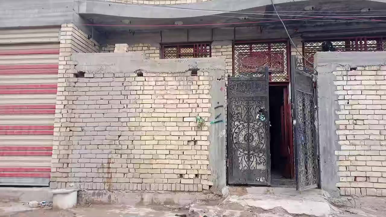 السلام عليكم
بيت للبيع بشارع عشرين الرئاسة 
المساحه 125م ركن طابو صرف 
الوجه 10+12ونص 
البيت فارغ كبل تستلمة 
***********
