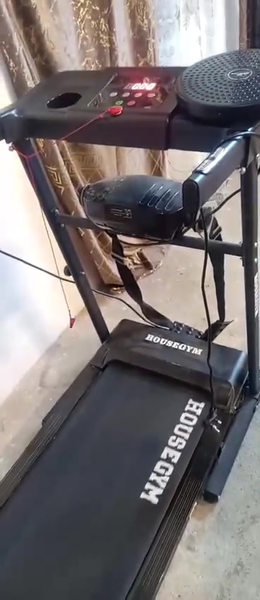 جهاز جري رياضي مستعمل شي قليل مع حزام هزاز مع قرص دوار وشاشه رقميه يتحمل لحد وزن 200 كيلو 
***********
