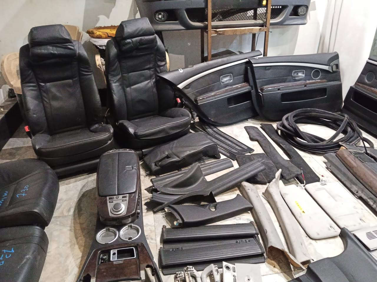 السلام عليكم 
غرفة باخره سوده باب طويل كاملة بدون تنته وأرضية كشنات امامية شاشات 
العنوان حله حي الصناعي شارع العام شركة المركزي علي يوسف ***********
