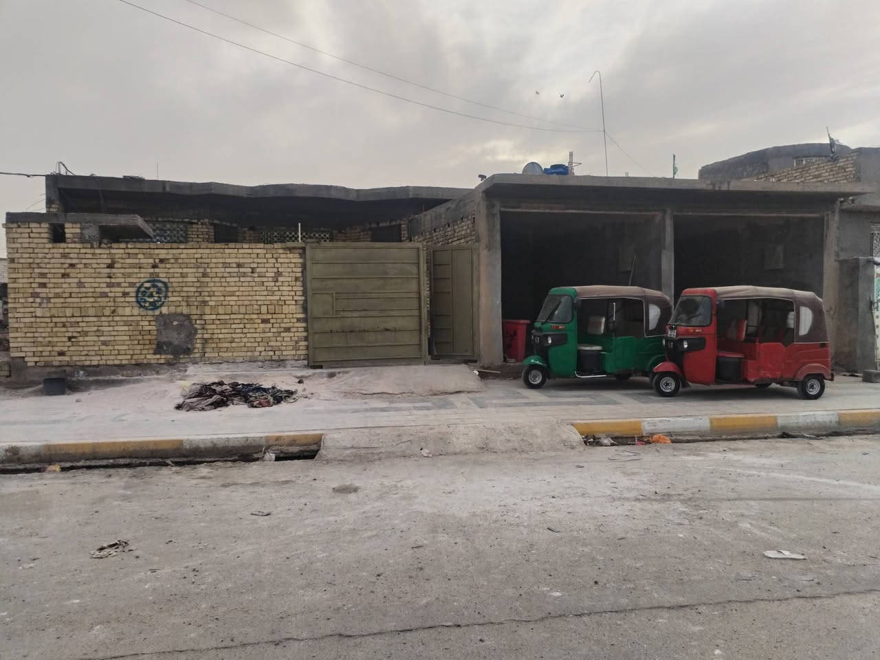 سلام عليكم بيت للبيع بنأء حديث مساحته 300 بي غرفتين وصاله ومطبخ هول استقبال محلات ثنين ع شارع 30 بحي منتظر بيت زراعي رقم تلفون ***********
