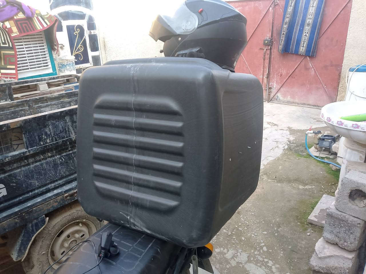 سلام عليكم صندوق من مال توصيل +خوذه للبيع ثنينهن ب60وبيهن مجال شيء قليل مكان الحبيبيه خلف سيطره وليد ابو لكص رقم الهاتف ***********
