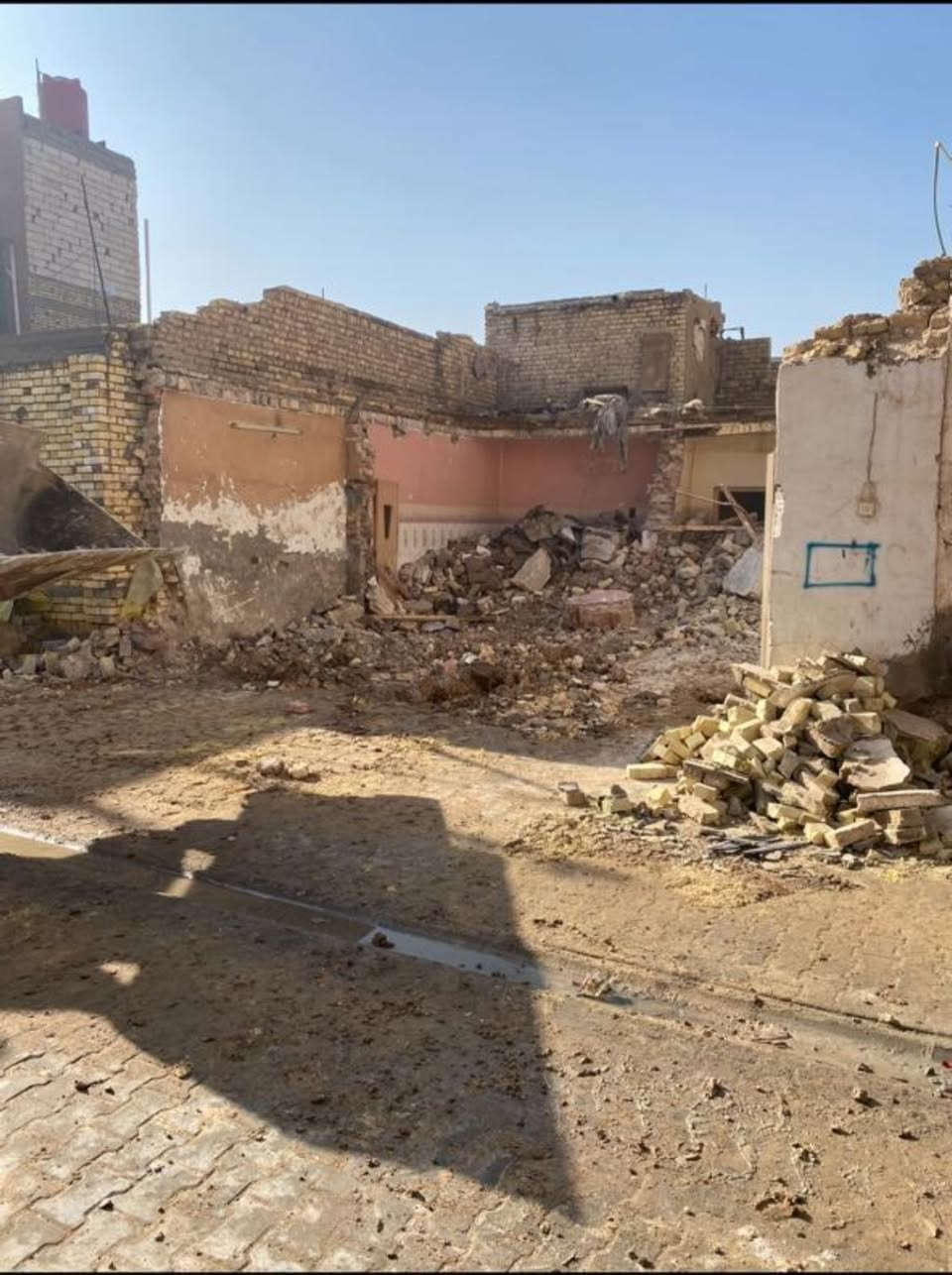 اليوم وبفضل الله 
تم هدم وتفليش بيت بمساحة 120م في التنومه قرب الأطفائيه وتم نقل الأنقاض وقلع القطعه ونقل الأنقاض ودفنها بالسبيس والأسمنت وحدلها للأستفسار  ***********. أو  ***********
