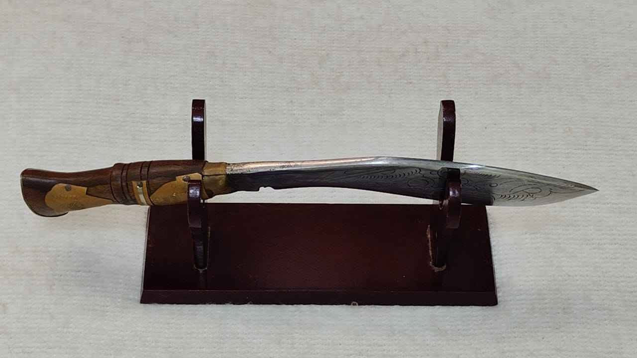 قطعة من التاريخ النيبالي العريق بين يديك ⚔️
الاولوية لاول حاجز  بند من النوادر حالة ممتازة
اقتني قطعة من التاريخ النيبالي العريق مع خنج/ر الكوكري الأصلي الذي يجمع بين هيبة المحاربين وجمال الفن اليدوي في تصميم استثنائي يبلغ طوله 39 سم وعرضه 8 سم، يأتيكم بنصل فولاذي منحني ومحفور يدوياً بعناية فائقة يزداد فخامة بغمد جلدي أسود مزين بنقوش نحاسية بارزة تجسد التراث النيبالي الأصيل كالتنين والشمس ورمز اليين واليانغ مما يجعله ليس مجرد سلا/ح تقليدي بل تحفة فنية نادرة تتوسط حاملها الخشبي لتضيف لمسة من الفخامة المطلقة لأي مساحة عرض في منزلك أو مكتبك مدينة شبين الكوم, المنوفية


**إذا كنت صاحب هذا الإعلان وتريد حذفه لأي سبب، رجاءا أرسل رسالة إلى الدعم الفني**
