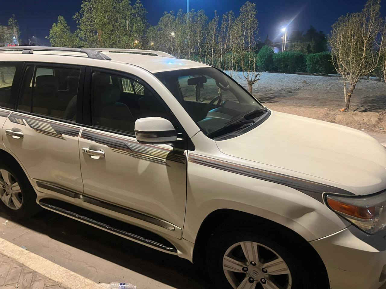 سيارة لاندكروز كاز موديل 2014 السيارة كانت مصفحة بس الجامة الأمامية والبيبان مركبين الها مصفحات عند شراء السيارة تم إرجاع ع البلاد السيارة مابيه اي نقص دهن انكر سلف واطلع بيها للاستفسار الأتصال على الرقم *********** السيارة باسمي تحويل ثاني يوم رقم بصرة السعر 350 ورقة وبيها مجال
