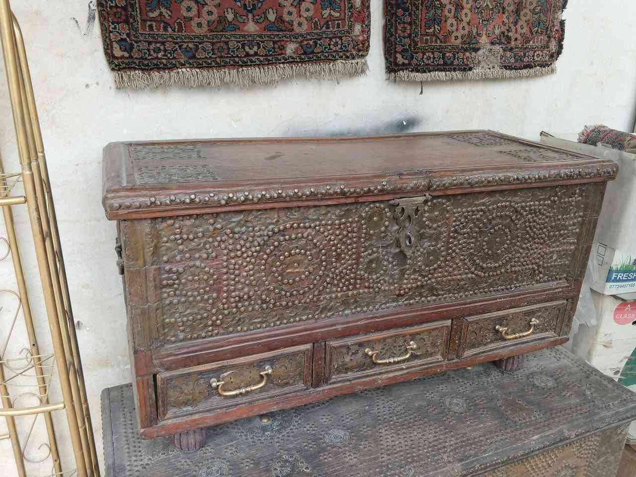 صندوق خشب السيسم  النادر عمل قديم جدا للهواة فقط والمهتمين نظيف جدا التواصل فقط ***********
