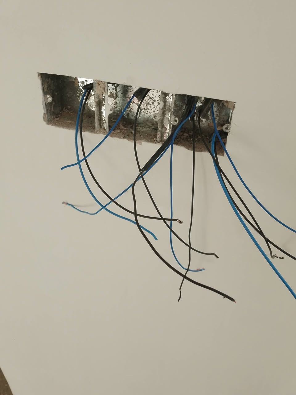 كهربائي متفرغ
عنواني السكلات

*********** واتساب

او المراسلة خاص على الصفحة
